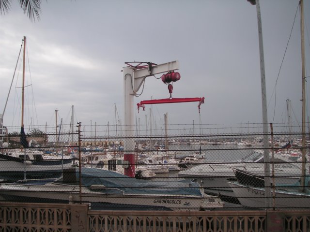 PUERTO DEPORTIVO GRUA  MERCANCIAS ESPECIALES CONVOY